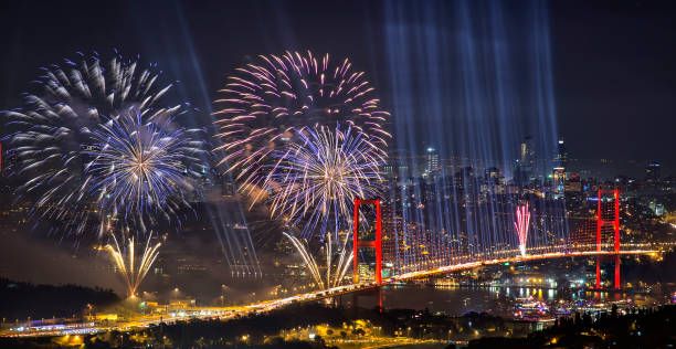 Boğaz’da Yılbaşı Kutlamak İçin Neden Tekne Turu Tercih Edilmeli?